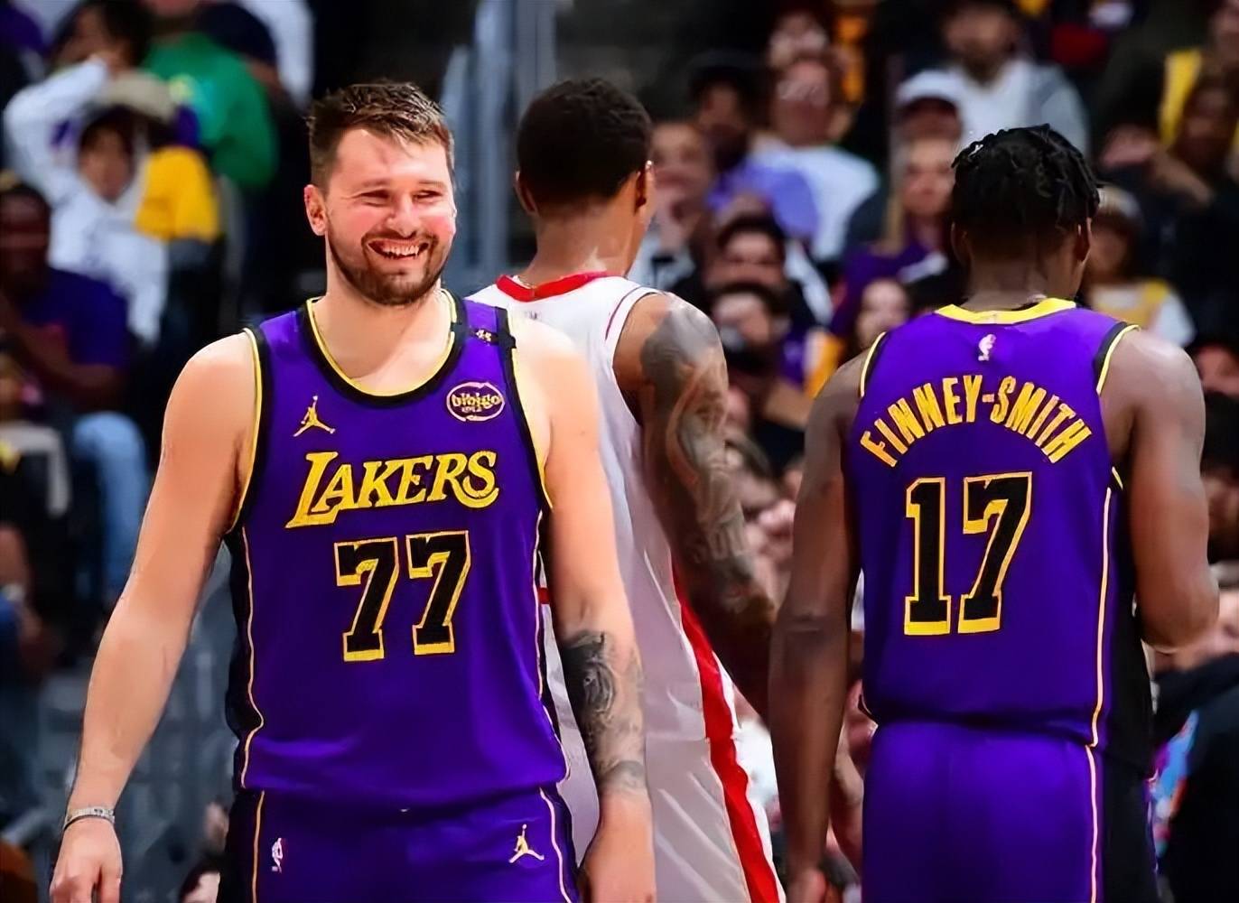 东契奇重返赛场，晋级下一阶段首场状态出色，DWG观众沸腾！的简单介绍