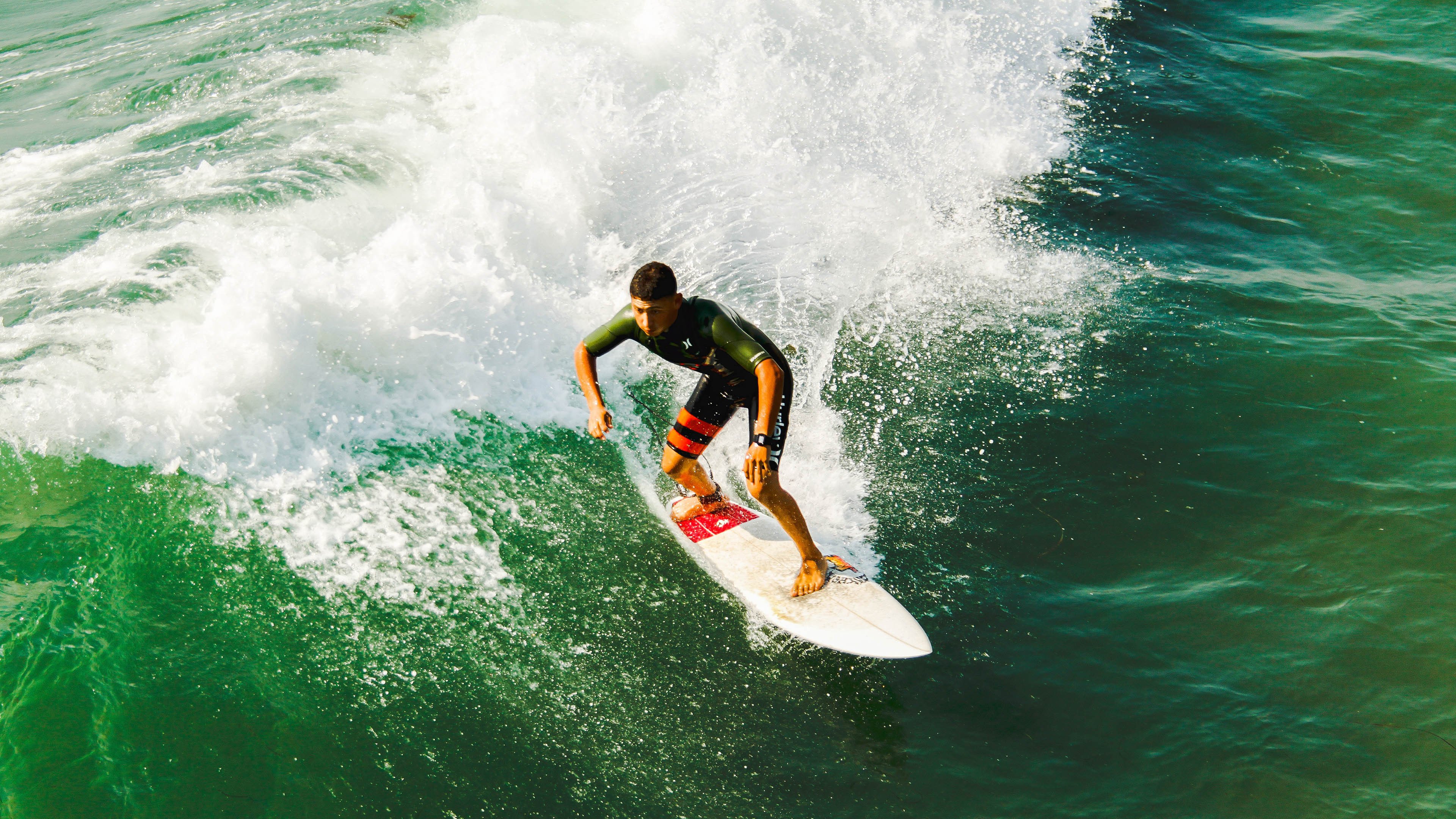 C罗90分钟拼搏再燃战火，库里焦点对决激发全场热情！