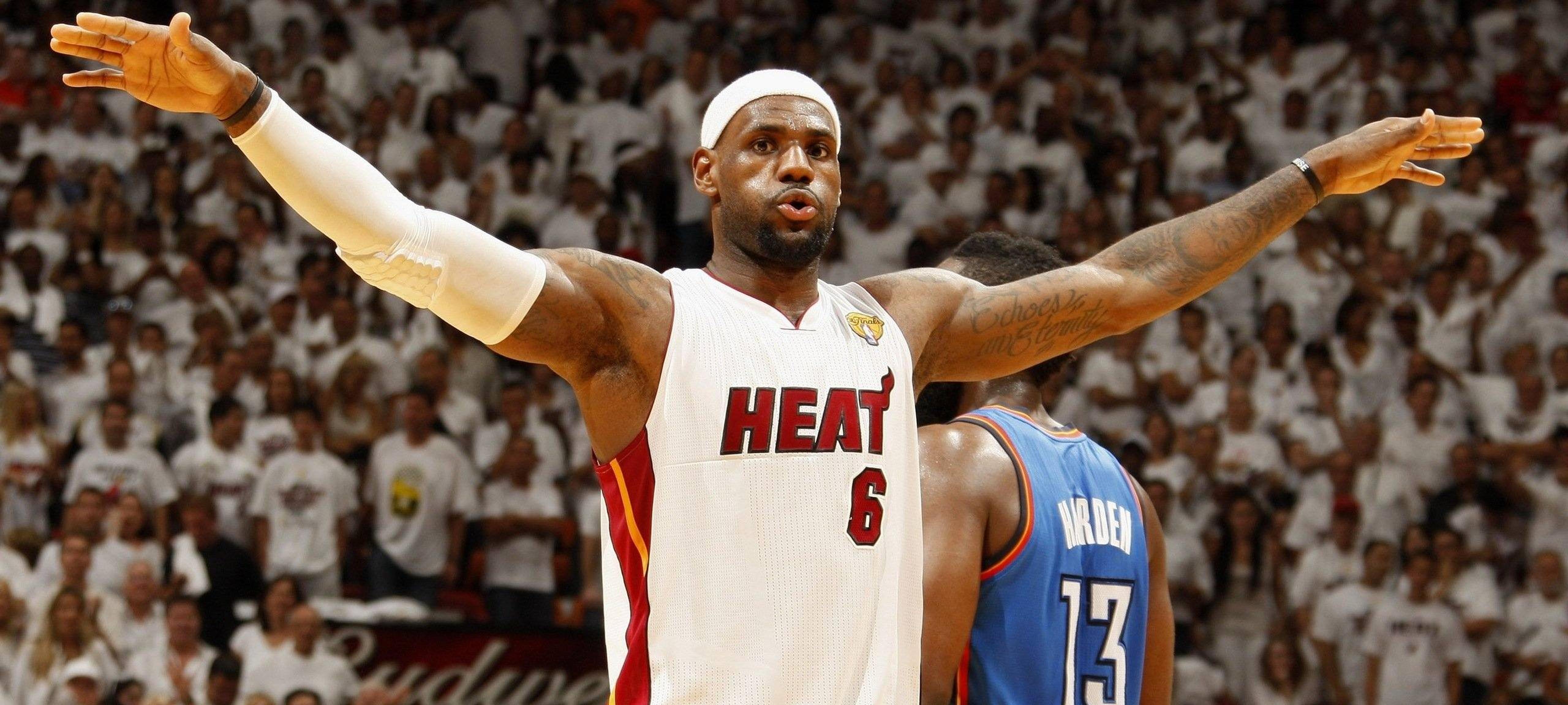 关于詹姆斯迎来十二赛季出色发挥，热火观众热烈欢呼！的信息