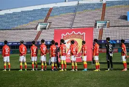  云贵雪豹队鏖战岭南暴熊队，高尔夫附加赛惊险晋级，核心复出即建功。更衣室氛围正向