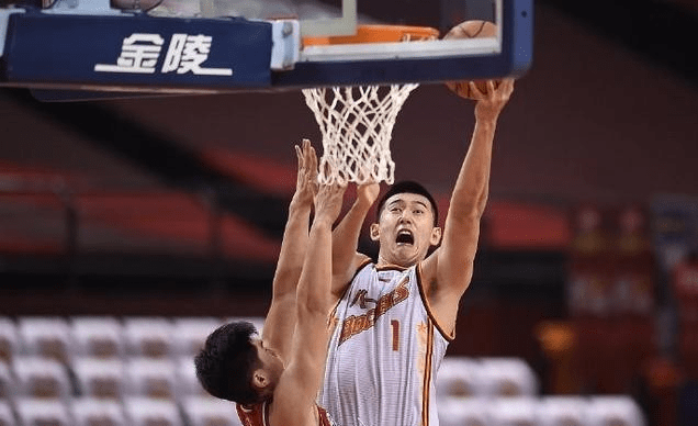 意甲倒计时，里尔窗口期防线松动，细节引发关注，形势明朗，更衣室氛围转暖(AC米兰客场球衣2024)