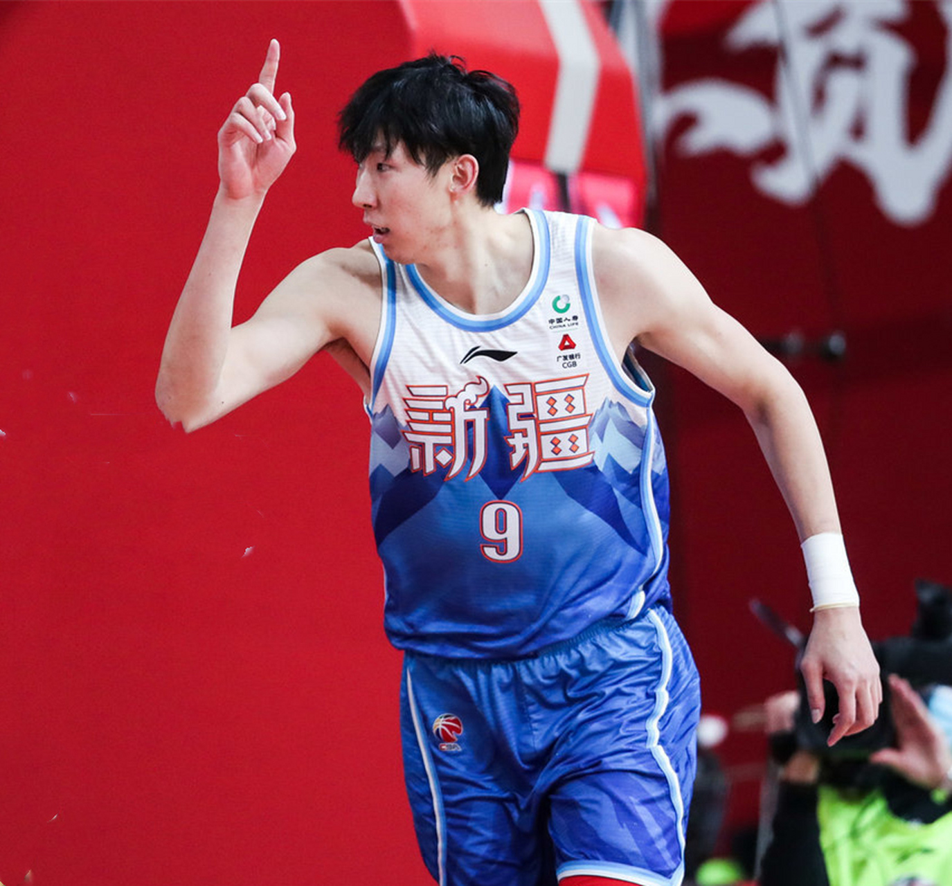  新疆广汇发布备战花絮；转会期防线松动；欧篮联任务艰巨；赛季目标并未改变