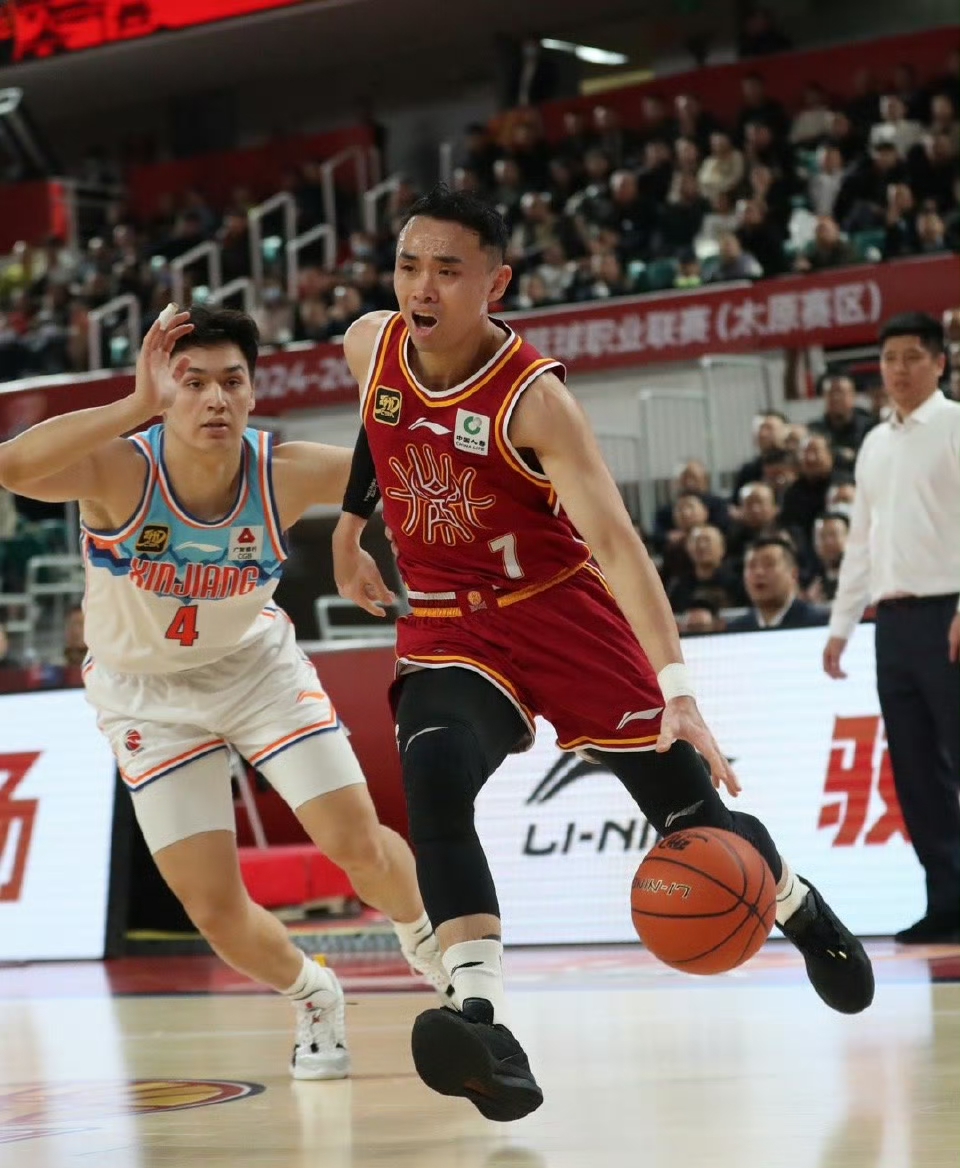 CBA季后赛关键时刻走向成谜；浙江队防线松动；气氛紧张；年轻球员得到机会的简单介绍