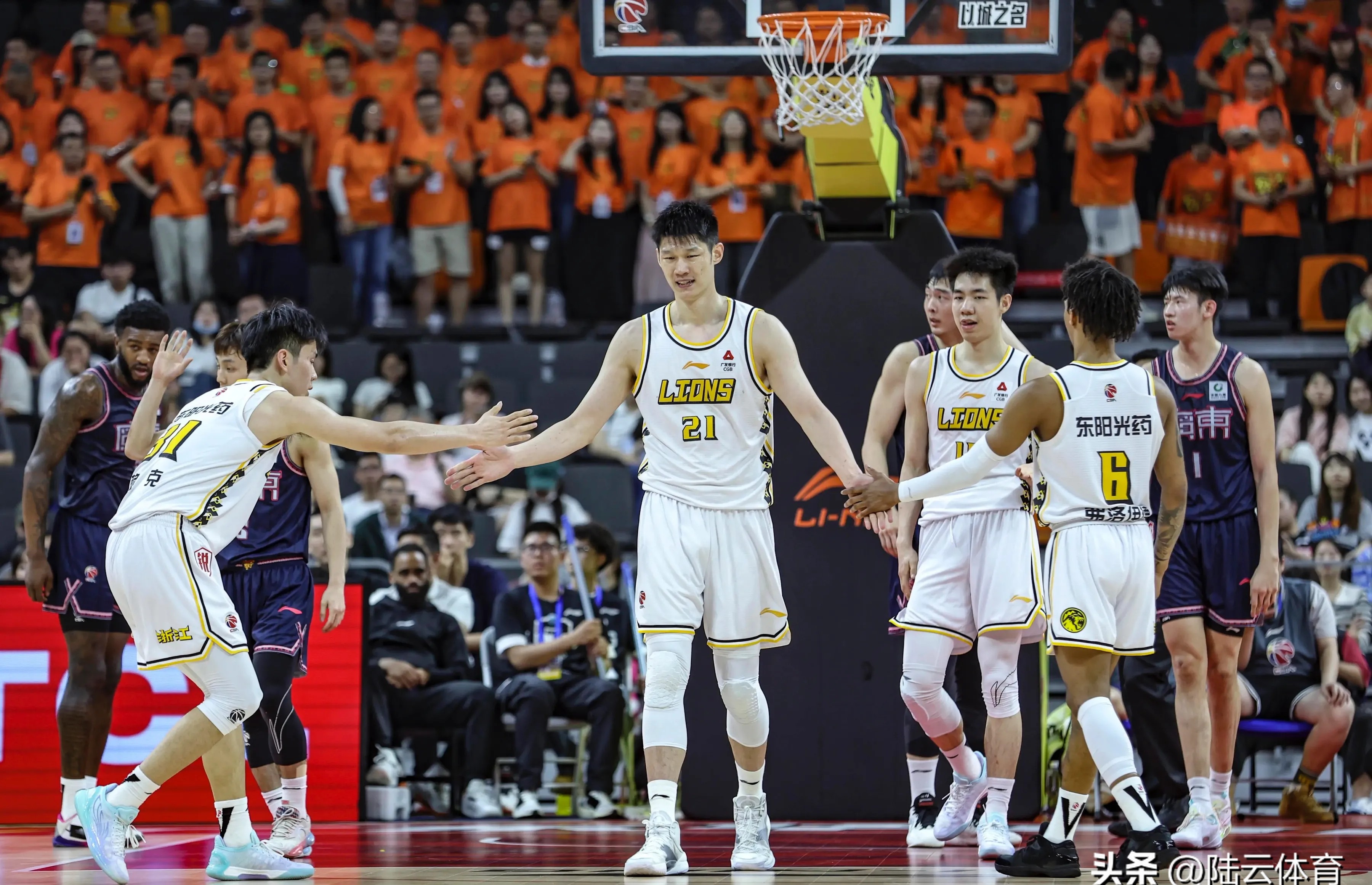 CBA季后赛关键时刻走向成谜；浙江队防线松动；气氛紧张；年轻球员得到机会的简单介绍